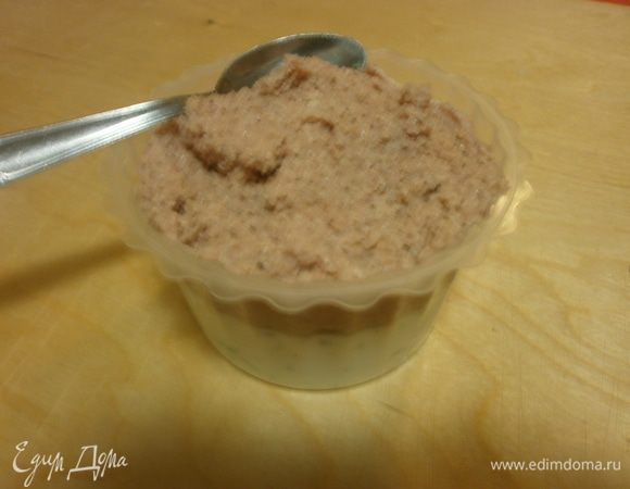 Достать из холодильника формочки с охлаждённым творожным кремом.
Наполнить каждую кремом из ветчины.