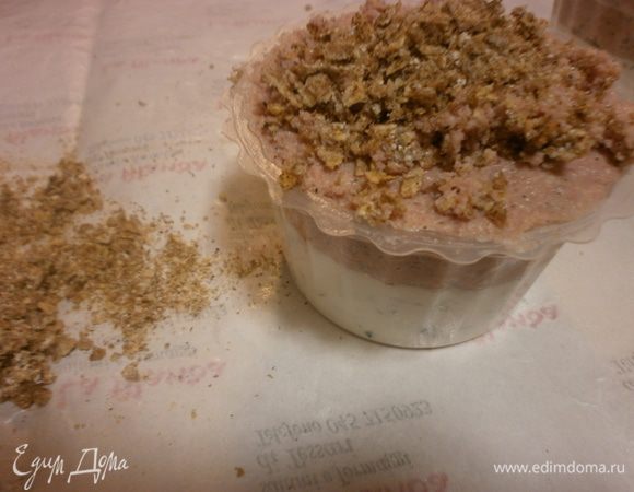 Закрыть верх крошкой из креккеров.Поместить охлаждаться в холодильник на 1 час.