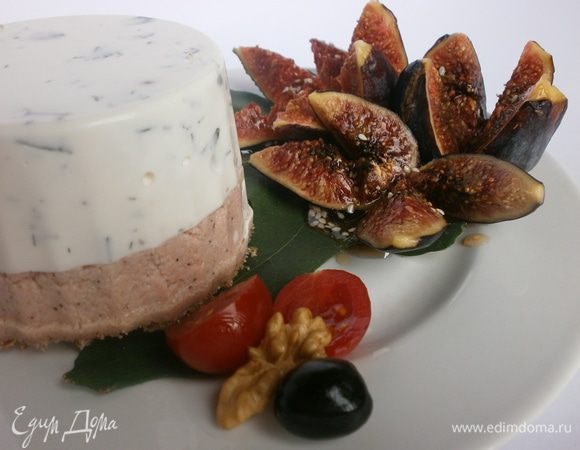 Инжир помыть, обсушить бумажным полотенцем. Острым ножом разрезать на 4 части, не дорезая до конца. Раскрыть надрезы. Выложить на блюдо. На сковорде разогреть мёд и бальзамический уксус, добавить кунжут. Горячим соусом полить инжир. Достать из холодильника формочки с муссом. Опустить на несколько минут в горячую воду и аккуратно извлечь из формочек. Мусс выложить на блюдо с инжиром. Дополнить помидорами черри, грецкими орехами, черными оливками.
 
Приятного аппетита!