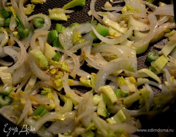 Разогреть 1 стол.л олив.масла в жаровне или в сковороде с толстым дном. Добавить порезанный лук и готовить 3-4 мин. Посолить и поперчить, добавить чеснок и пастернак или сельдерей. И готовим еще несколько минут. Овощи выложить в приготовленную мультиварку или слоукукер.