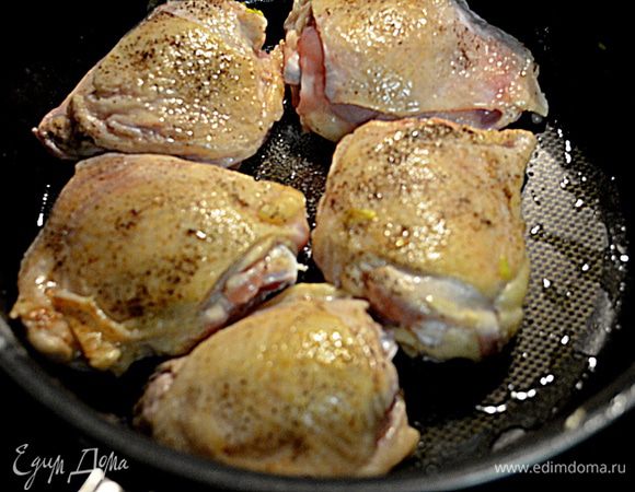 Добавить в сковороду или в жаровню олив. масло. Выложить курин. бедрышки в муке. И готовить 10 мин. или до золотистого вида. Выложить курин. бедрышки в слоукукер или мультиварку поверх овощей.