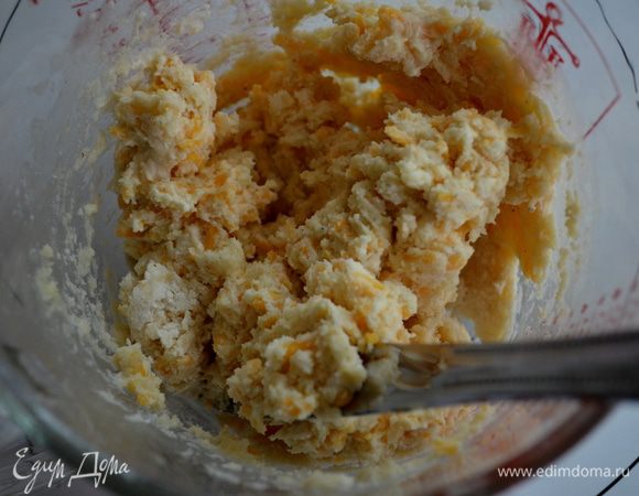 За час до окончания режима, подготовим коблер. Просеем муку с солью и перцем, добавим слив. мало и порубим все ножом, добавим сыр, кефир и перемешаем все.