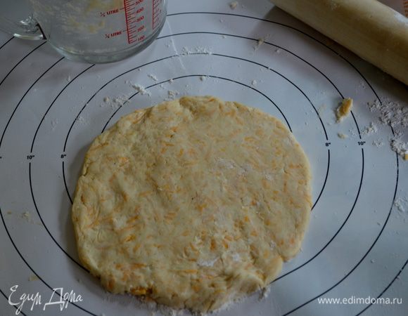 Раскатаем на поверности, припылив мукой. Произвольно кругом.