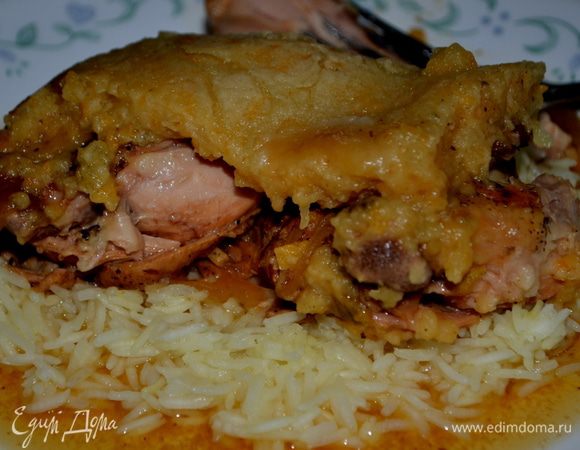 Готовое блюдо подаем поверх гарнира, разрезав на 4 части. Приятного аппетита.