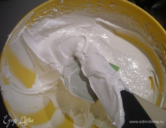 Взбить белки с сахаром как на безе.