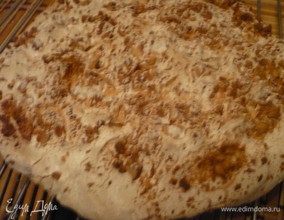 Готовый корж.Должен быть слегка розоватого цвета.Сверху хрустящий а внутри мягкий.