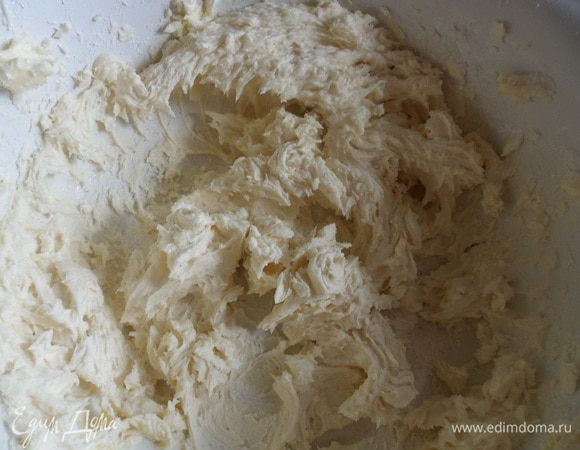 В чашке взбить размягченное сливочное масло и сахарную пудру