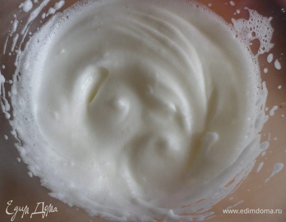 Взбить до воздушной пены яичные белки с солью