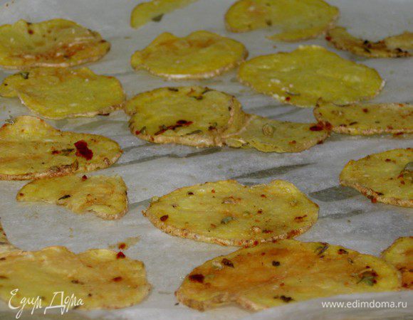 Взять  бумагу для выпечки и вырезать ее  по  размеру тарелки в микроволновке.Застелить бумагу, смазать слегка раст маслом, сверху положить  кружочки картофеля и включить микроволновку на мощность 700 Вт.Готовить  3-5 минут .СНЯТЬ и выложить на бумажные полотенца чтобы хорошо просохла, чтобы  потом чипсы   хрустели.И так  повторяем до окончания  кортофеля. Приятного  наслаждения !