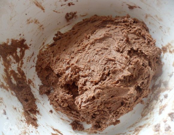 Смешать муку с какао и взбитым сливочным маслом. Добавить взбитые белки и аккуратно вмешать их в тесто
