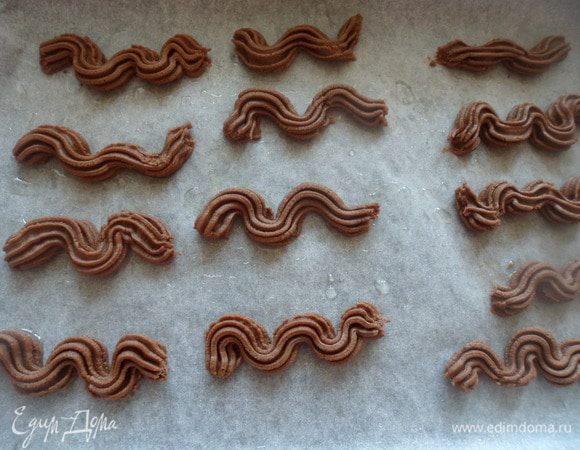 Поместить готовое тесто в кондитерский мешок и аккуратно отсадить тесто на противень застеленный бумагой для выпечки