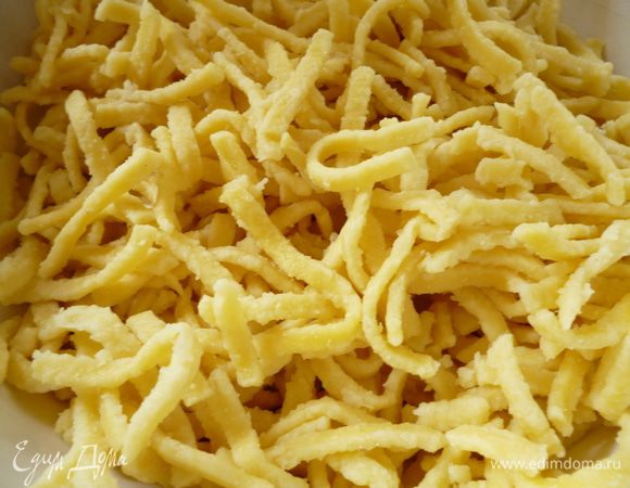 Лапшу отварить. Яблоки почистить и нарезать не очень мелкими кубиками, сыр натереть на крупной терке.