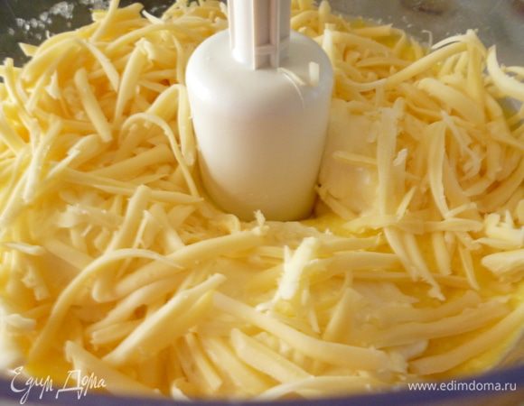 Добавить сметану и натертый сыр,перемешать.