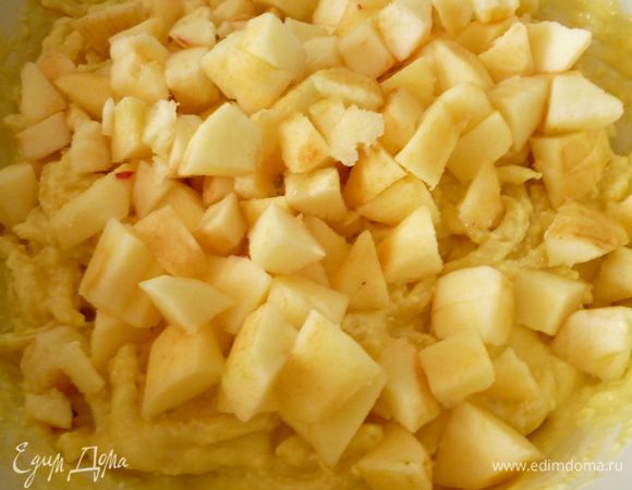 Добавить нарезанные яблоки, перемешать.
