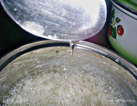 Из воды, сахара и уксуса сварить густой сироп, такой, чтоб капля сиропа, падая с ложки тянула за собой нитку. Я варила на среднем огне и у меня на это ушло примерно 15 минут.