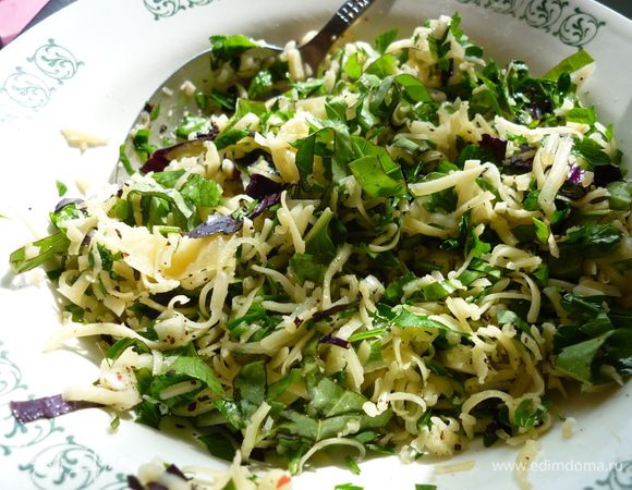 Приготовим начинку: измельчите чеснок и зелень. Смешайте с тёртым сыром. Посолите, поперчите и добавьте оливковое масло, перемешайте.