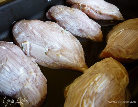 Выложите филе на противень, смажьте майонезом и поставьте в духовку при 200 градусах на 40 минут.
