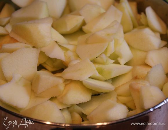 Яблоки очистить от кожуры и удалить сердцевину.