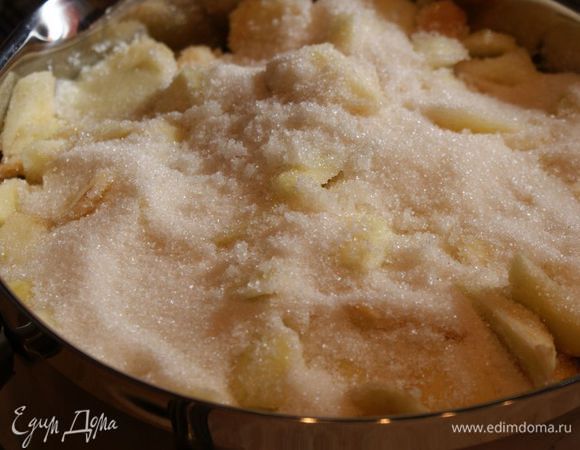 Добавить сахар, перемешать и оставить на 3-4 часа.