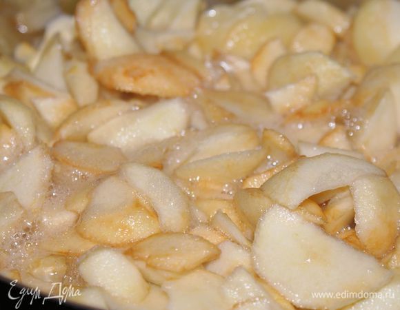 Поставить на огонь, на сильном огне постоянно помешивая довести яблоки до кипения. Варить 5 минут.