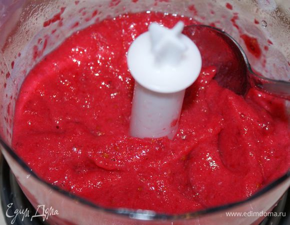 Тем временем, красную смородину пюрировать в блендере. 

У меня была замороженная смородина, я ее предварительно разморозила.