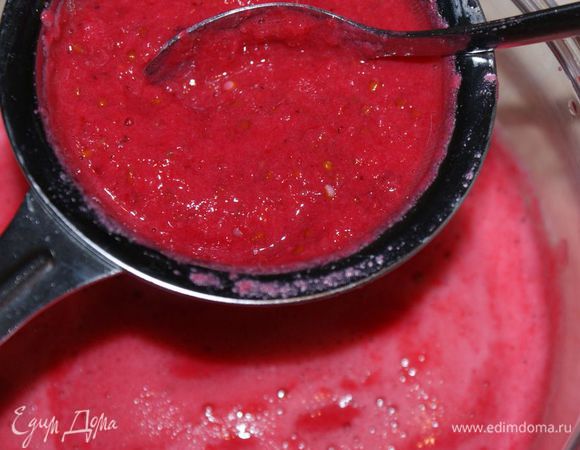 Протереть смесь через сито или марлю. 
(Если есть соковыжималка, можно использовать ее).