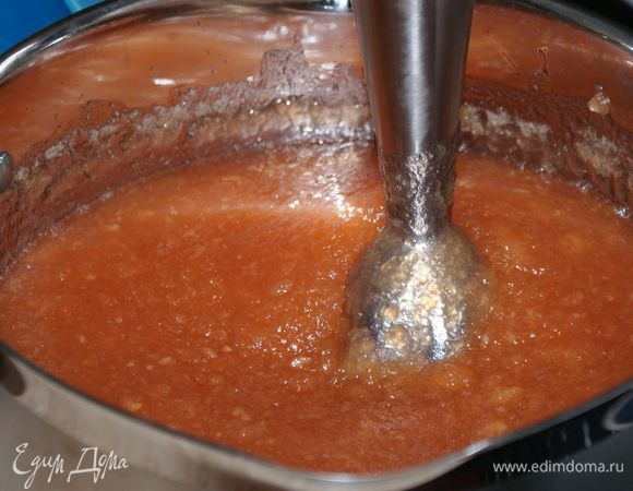 Яблоки поставить второй раз на огонь. Довести до кипения и варить на медленном огне 5 минут. Остудить 30 минут и пюрировать блендером.