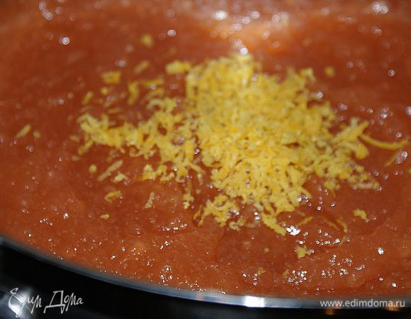 С лимона снять цедру и добавить к яблокам.