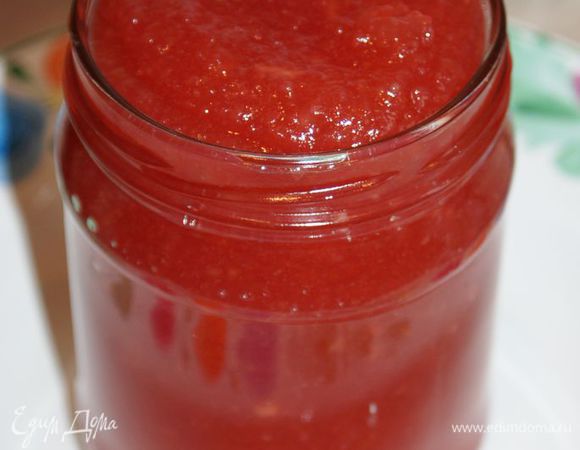 Поставить на медленны огонь и постоянно помешивая нагревать в течении 10-15 минут. 

Разложить яблочное повидло по стерилизованным банкам.