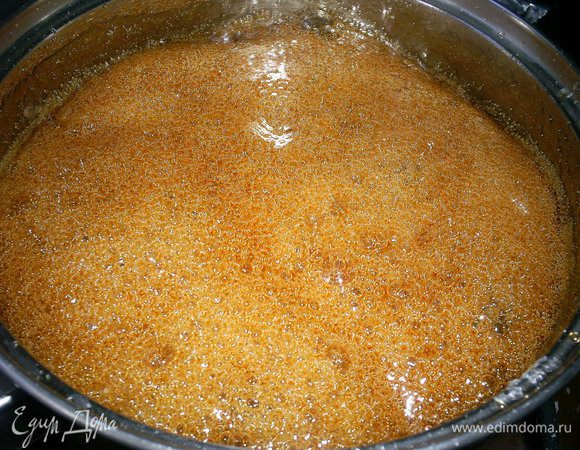 Теперь в сироп добавляем мед и снова варим до нитки. Когда сироп закипит, он будет сильно пениться, по-этому огонь уменьшаем до минимума, чтоб сироп не очень сильно кипел. Следите, чтоб сироп не переварился. У меня ушло около 7 минут. 