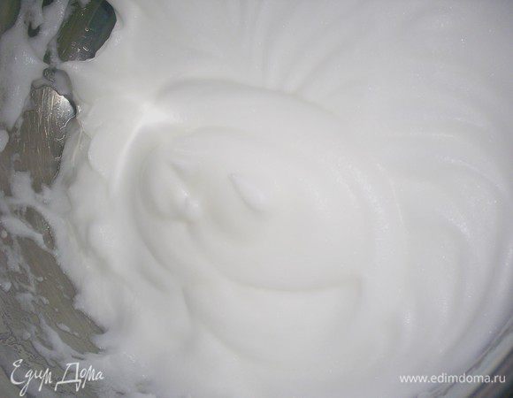 Тем временем взбиваем охлажденные белки до устойчивых пиков. Пена, при переворачивании емкости с белками, не должна выпадать. Рекомендую взять для взбивания кастрюльку или другую емкость объемом не менее 2,5 л, поскольку в дальнейшем масса сильно увеличится в объеме.