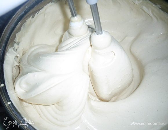 Взбиваем до тех пор, пока масса не посветлеет и не начнет наматываться на венчики. 