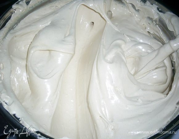 У нас должна быть заранее подготовлена паровая баня, на которую мы перемещаем емкость с белковой массой. Варим, постоянно вымешивая ложкой (особенно тщательно возле дна и стенок), пока масса не начнет отходить при перемешивании от стенок. След от ложки должен держаться. Масса будет очень густой и вязкой.
