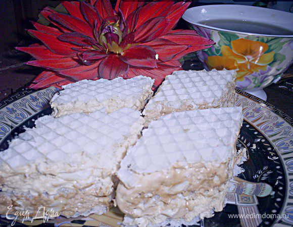 На следующий день достаем нугу и нарезаем на порционные кусочки. Это удобно делать ножом, смоченным холодной водой. Наслаждаемся вкусом нуги и угощаем желающих. Приятного аппетита!