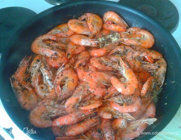 Добавить все специи и соль. Еще раз хорошо перемешать, убрать с огня и выдавить сок лимона в горячие креветки. Выложить на блюдо вместе с соком           образовавшимся при жарке. Половинки лимона выдавленные положить на блюдо с креветками - они добавят аромата. Блюдо получается очень острое снаружи и сладковатое внутри. Вкусно очень мужу! (с кружечкой холодненького пива особенно)