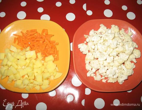 Порезать мелким кубиком картофель, лук мелко порезать, морковь потереть на крупную терку или нарезать тонкой соломкой.