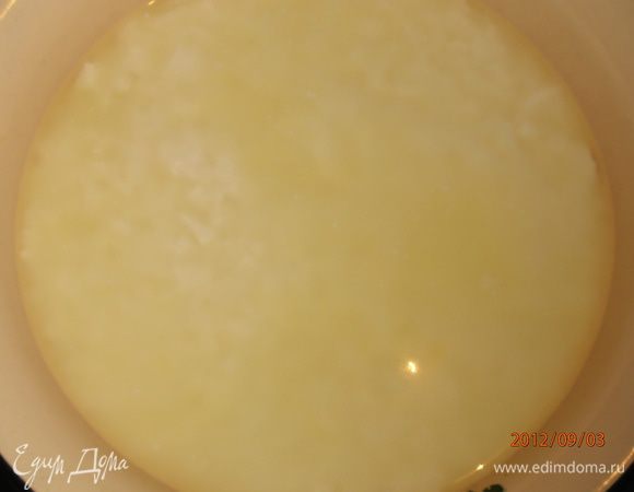 Сгусток перемешиваем руками или ложкой и ждём минут 10-15,чтоб белок осел на дно.