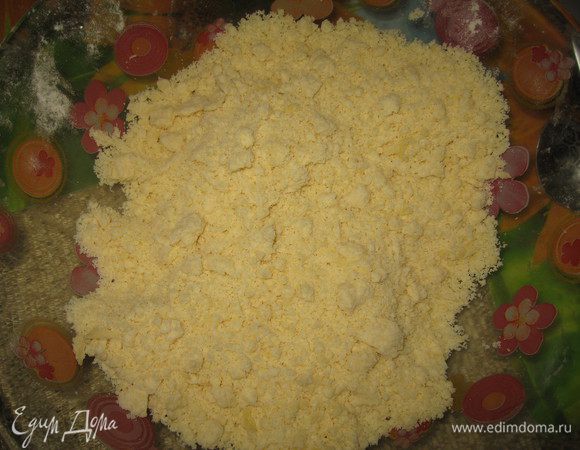 Смешать муку с сахарной пудрой. Добавить нарезанное кубиками сливочное масло, растереть руками до образования крошек.
