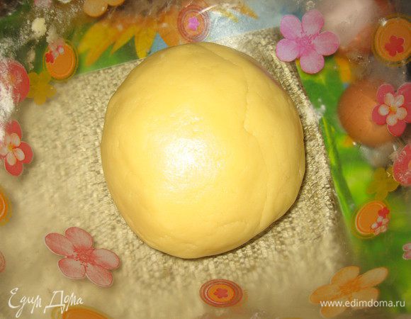 Смешать желтки с холодной водой и добавить к основе для теста. Замесить тесто, сформовать шар.