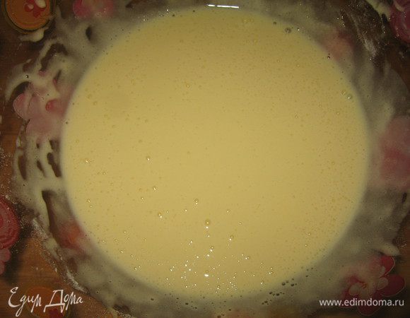 Для крема взбить венчиком желтки с сахаром и мукой. Добавить целое яйцо, продолжать взбивать, пока смесь не побелеет.