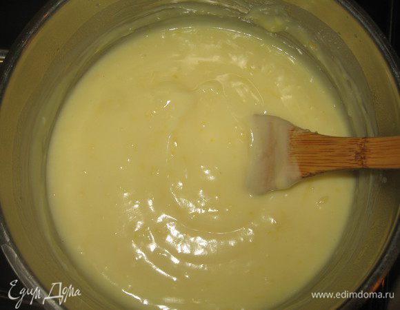 Вскипятить молоко, добавив щепотку соли. Осторожно влить молоко в смесь, не прекращая взбивать ее, добавить сок трех лимонов и цедру двух лимонов. Поставить на огонь, довести до кипения, постоянно помешивая. После двух-трех закипаний снять с огня, остудить.