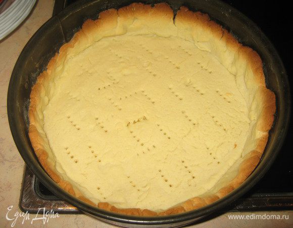 Достать основу из холодильника,накрыть бумагой для выпечки, засыпать сухими бобами и выпекать при 180 град. 15 минут.
Затем бобы и бумагу удалить, поставить основу в духовку еще на 10 минут