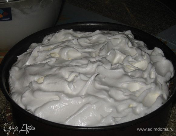 Убавить жар до 100 град.
Взбить белки с сахаром в очень плотную пену и выложить на торт. Поставить в духовку еще на 1 час.