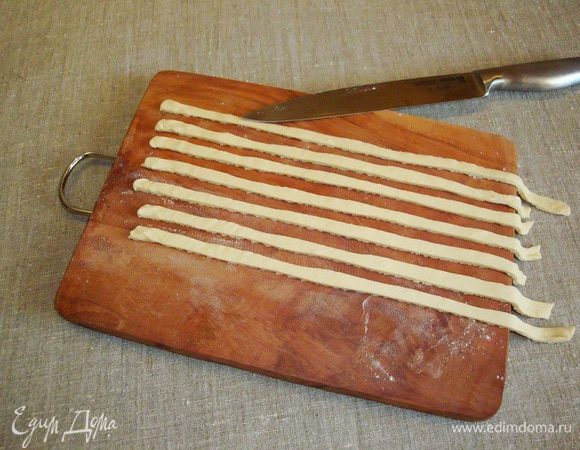 Тесто нарезать полосками. Любую огнеупорную форму, которую можно поставить в духовку, перевернуть вверх дном и смазать растительным маслом. 