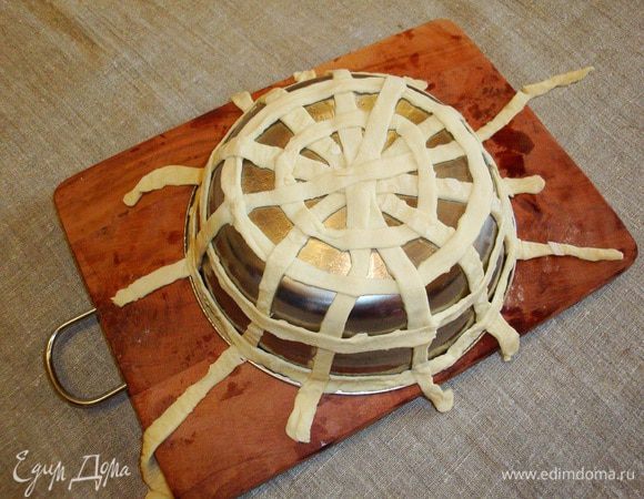 На форму выложить полоски теста, имитируя плетение корзины. Излишки теста по краям формы обрезать острым ножом. 