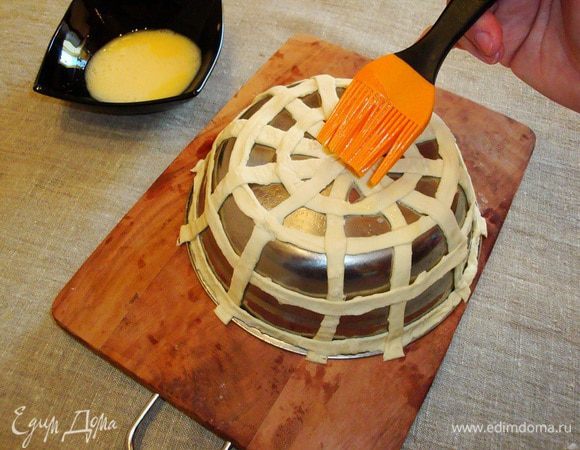 Смазать взбитым яйцом. Запекать в духовки до по друмянивания 15 мин. при 180 гр.  