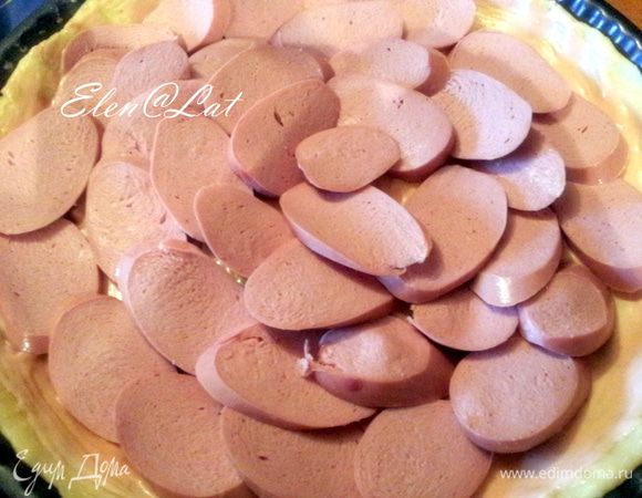 Выкладываем начинку. Первый слой порезанные сардельки.