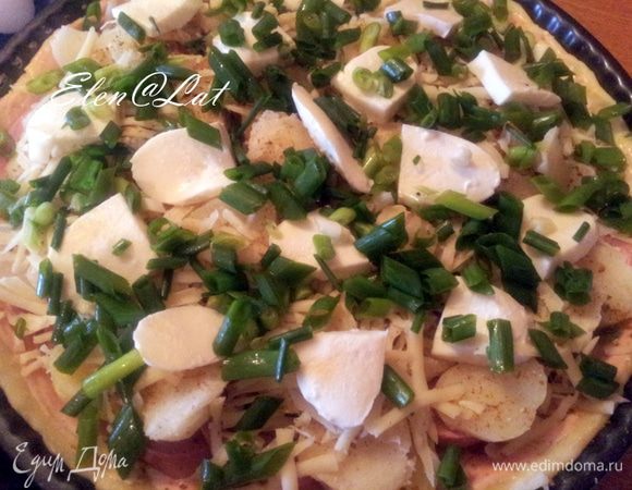 Картофель предварительно сваренный и очищенный порезать ломтиками и уложить на сардельки. Затем посыпать тертым сыром и разложить кусочки моцареллы. Все присыпать свежим зеленным луком и сухими травками. У меня базилик и орегано. 