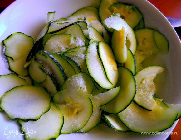 Посыпаем крупной солью и отставляем в сторонку на полчасика...