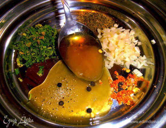 В это время готовим маринад. Из зелени у меня базилик и петрушка+мед, чеснок, перец горошком и щепотка сухого чили...